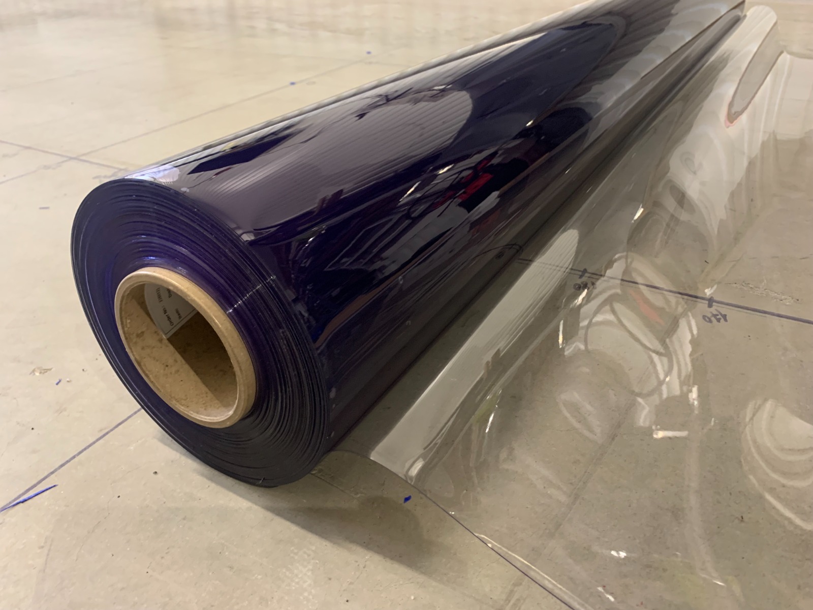 Fərdi məhsulların hazırlanması üçün şəffaf PVC material rulonu